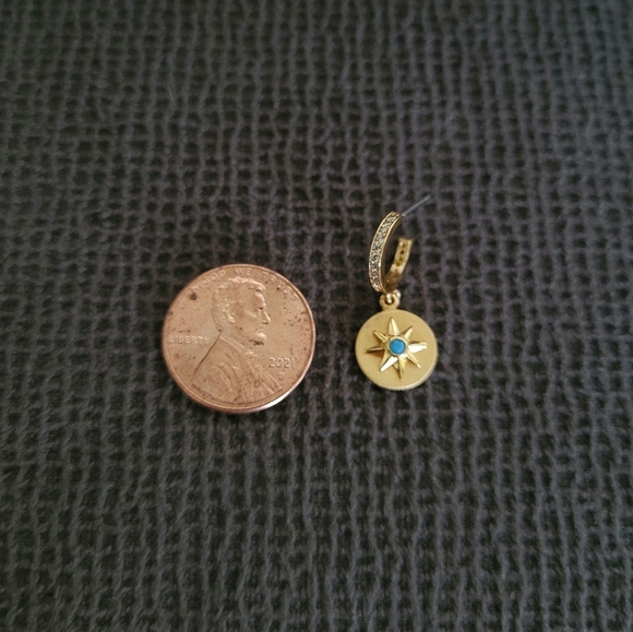 Kate Spade♠️ Gold💛 Star ⭐Medallion Huggie Hoop Earrings - Picture 6 of 16